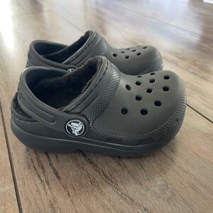 CROCS Kids Classic Black Fuzzy Lined Clog toddlers size 6 Like new